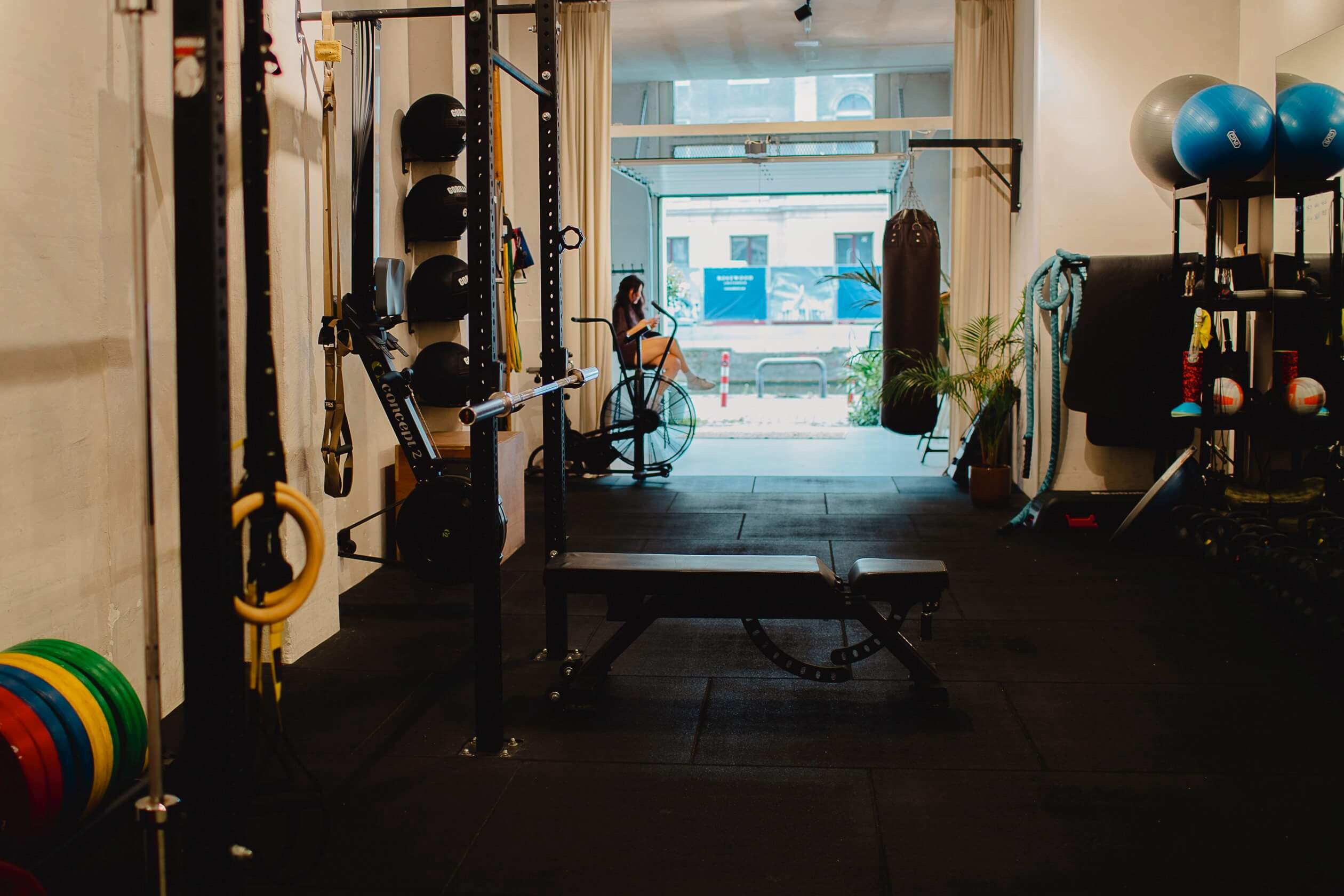 TheGarageGym-Location-Prinsengracht-view-from-back-to-font-door